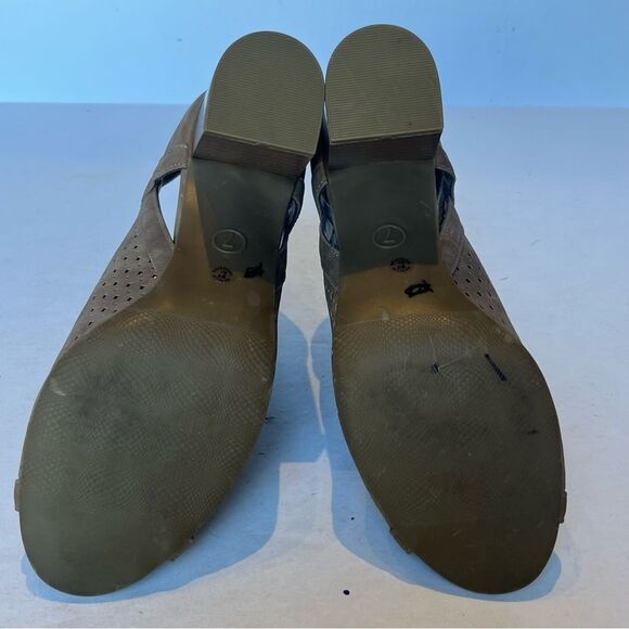 a.n.a. Women's Tiana Heeled Peep Toe Booties Perforated Upper Tan size 7M - Picture 7 of 9